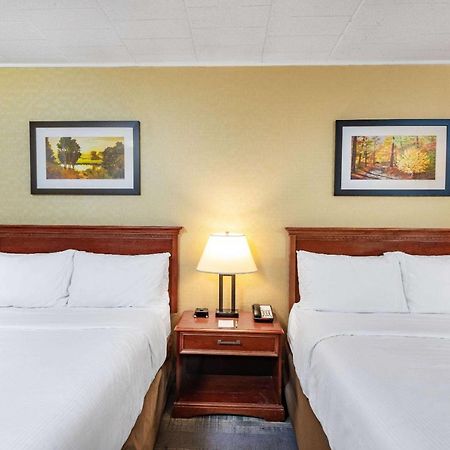 Wyndham Garden York Hotel Bagian luar foto