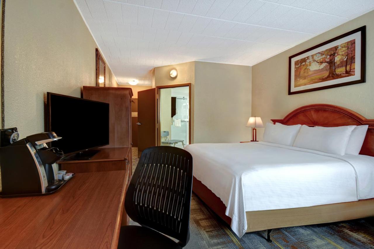 Wyndham Garden York Hotel Bagian luar foto