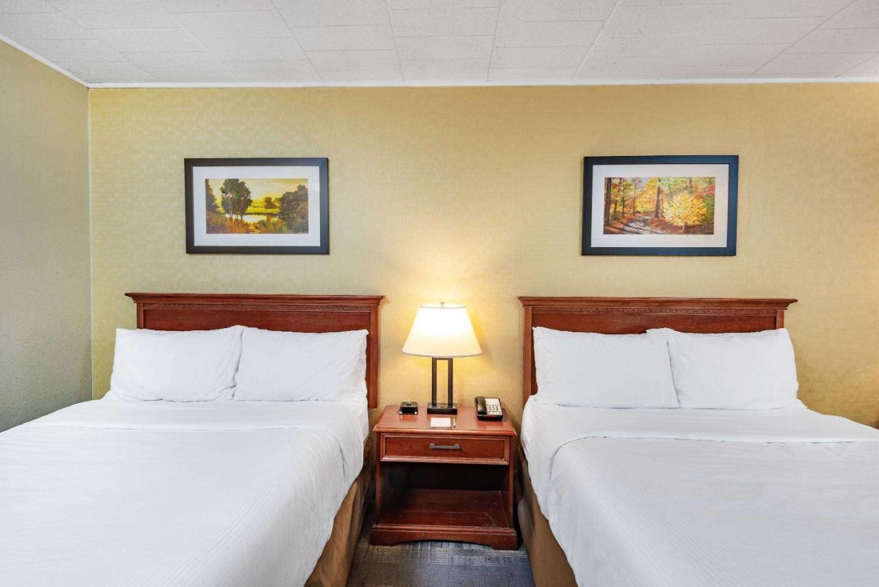 Wyndham Garden York Hotel Bagian luar foto