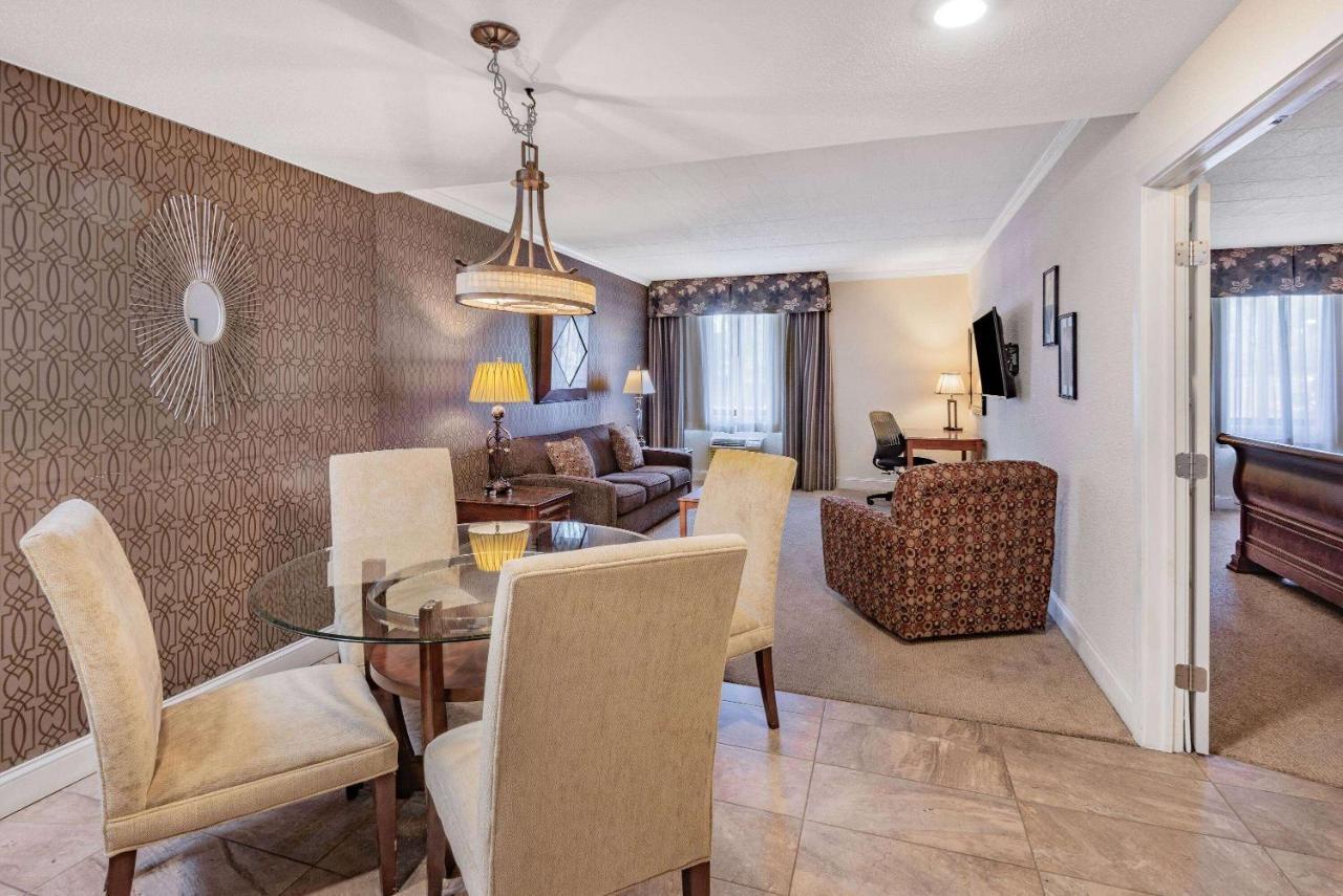 Wyndham Garden York Hotel Bagian luar foto