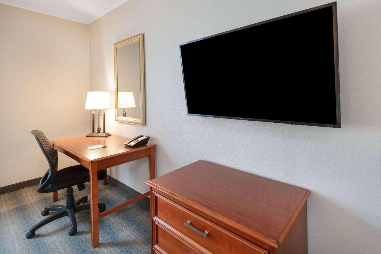 Wyndham Garden York Hotel Bagian luar foto