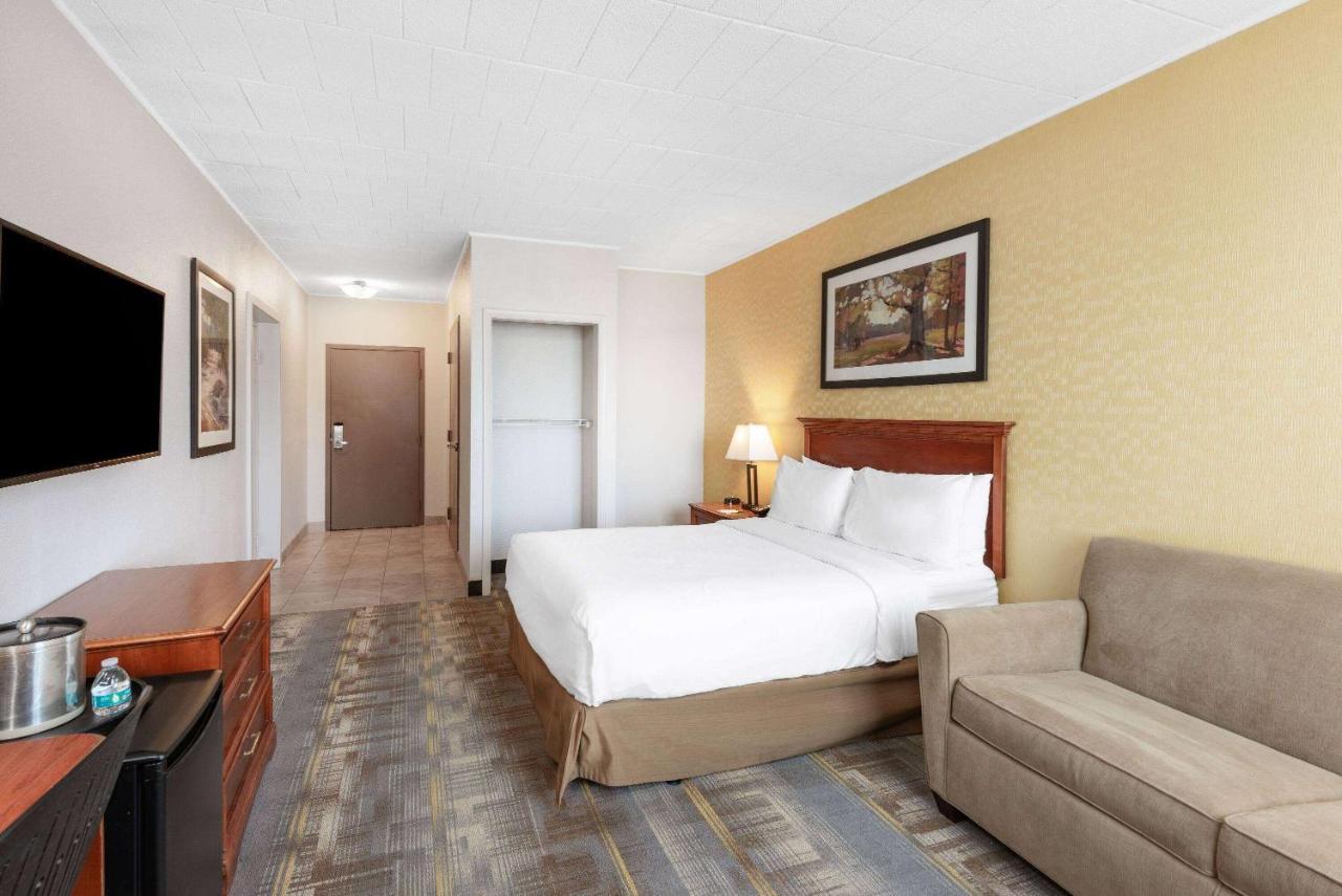 Wyndham Garden York Hotel Bagian luar foto