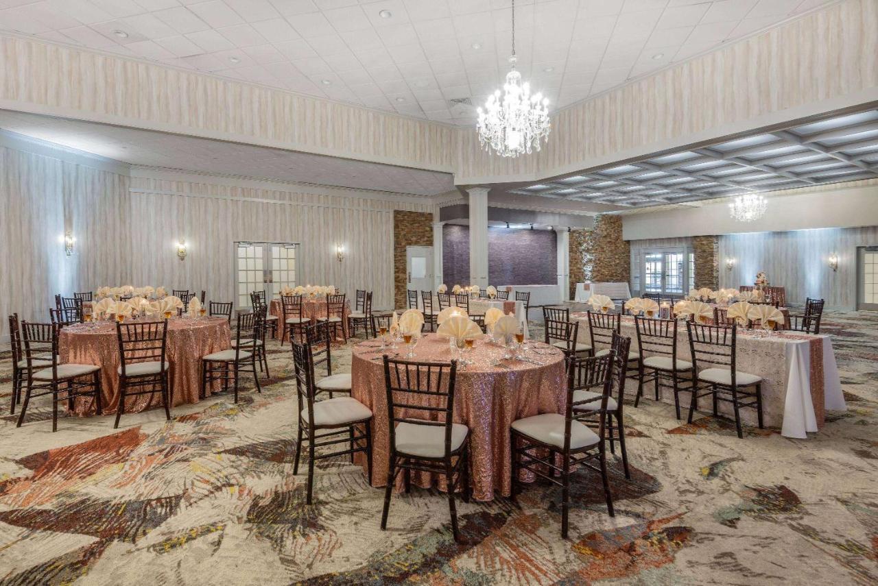 Wyndham Garden York Hotel Bagian luar foto