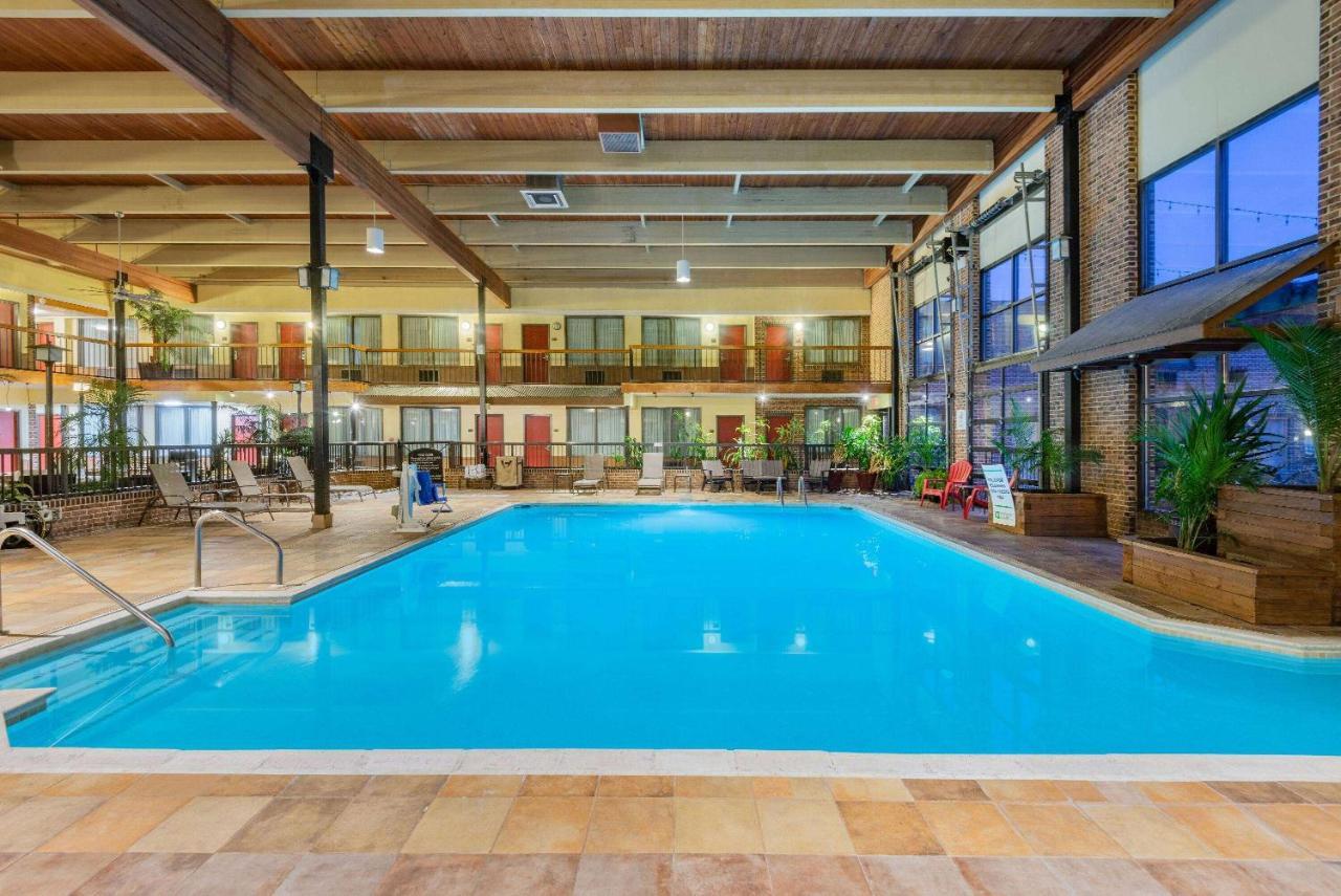 Wyndham Garden York Hotel Bagian luar foto