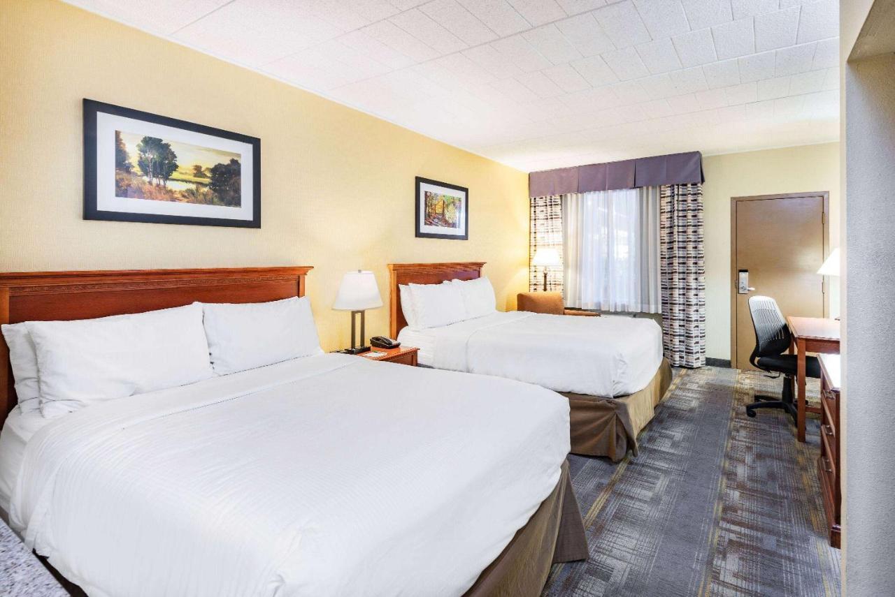 Wyndham Garden York Hotel Bagian luar foto