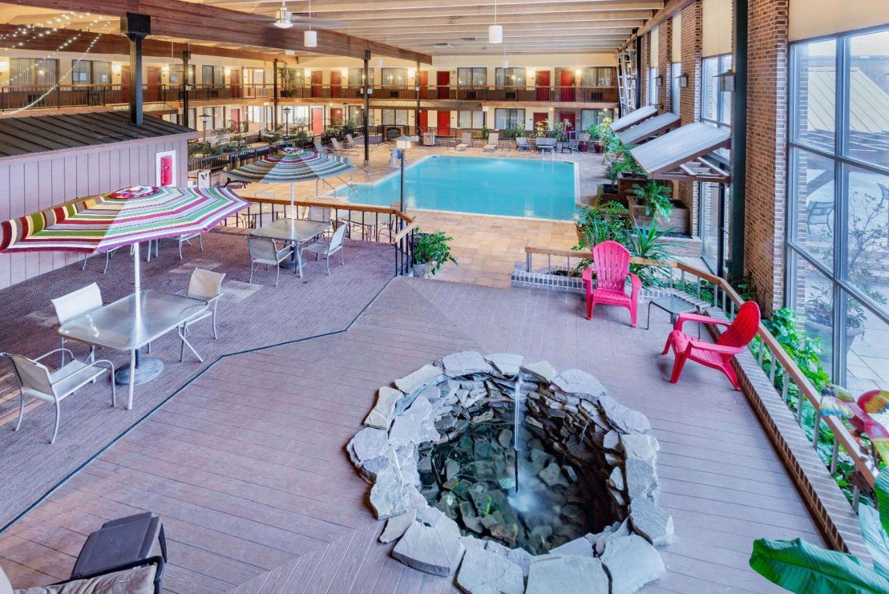 Wyndham Garden York Hotel Bagian luar foto