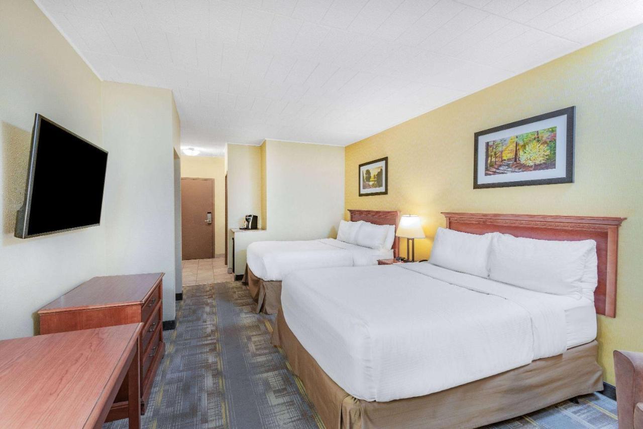 Wyndham Garden York Hotel Bagian luar foto