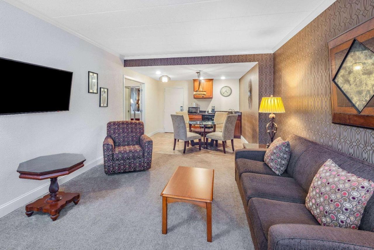 Wyndham Garden York Hotel Bagian luar foto